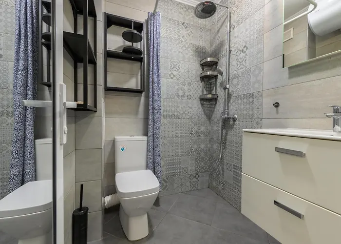 Rated 1br By Delta Mall & Parking *